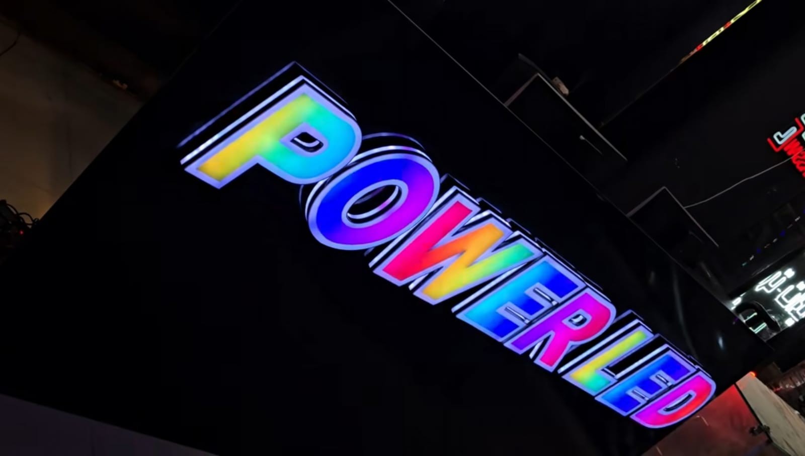 Letrero POWER LED con efecto multicolor instalado en un negocio