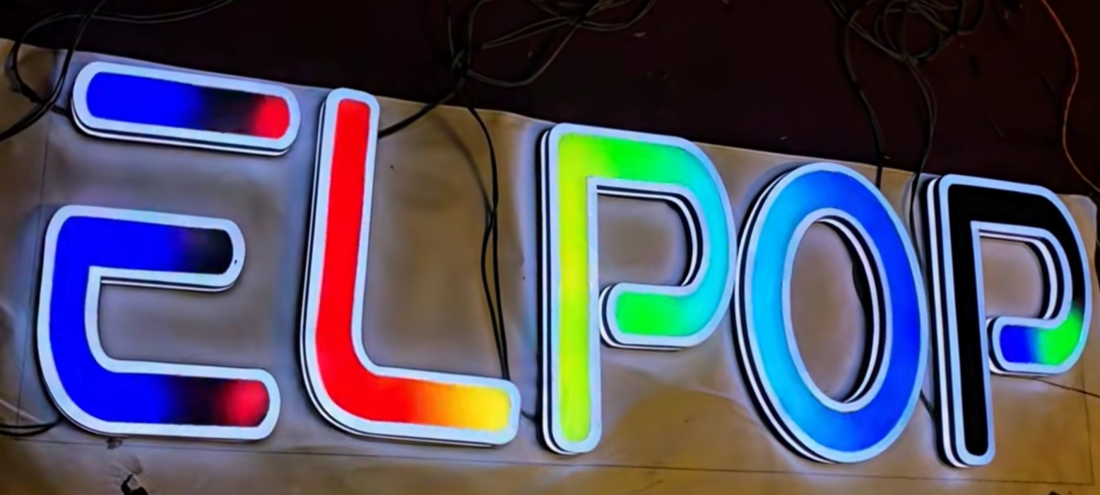 Letras Pixel LED con barrido multicolor sobre fondo claro