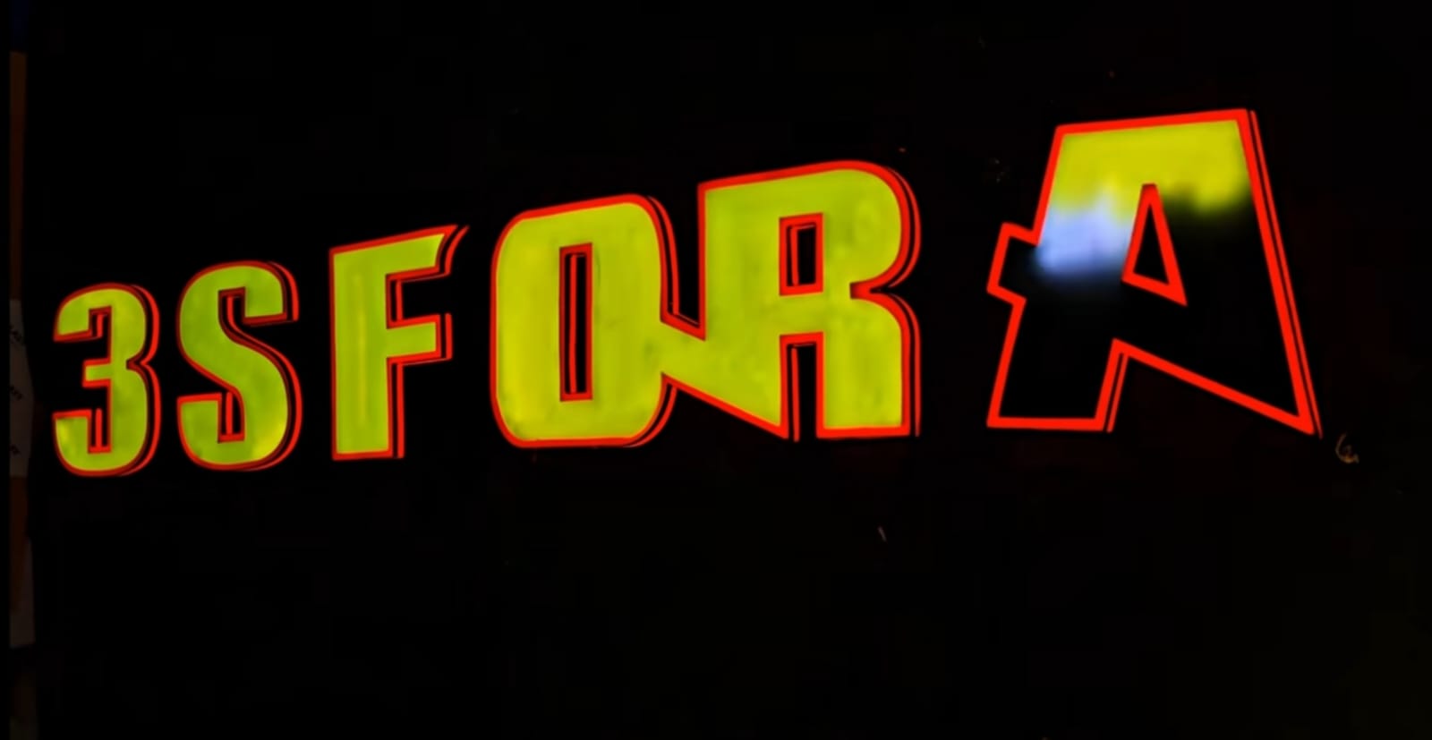 Letras Pixel LED con iluminación verde y contorno rojo