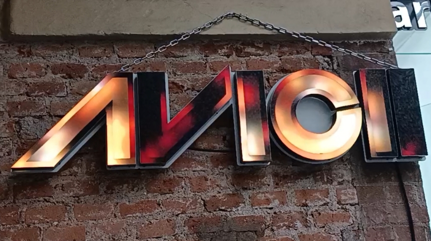 Letras Pixel LED con iluminación en tonos cálidos instaladas sobre muro de ladrillo