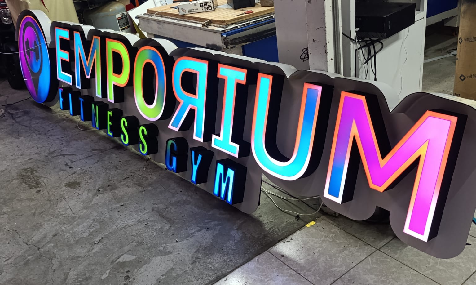 Letras 3D Pixel LED multicolor sobre bastidor