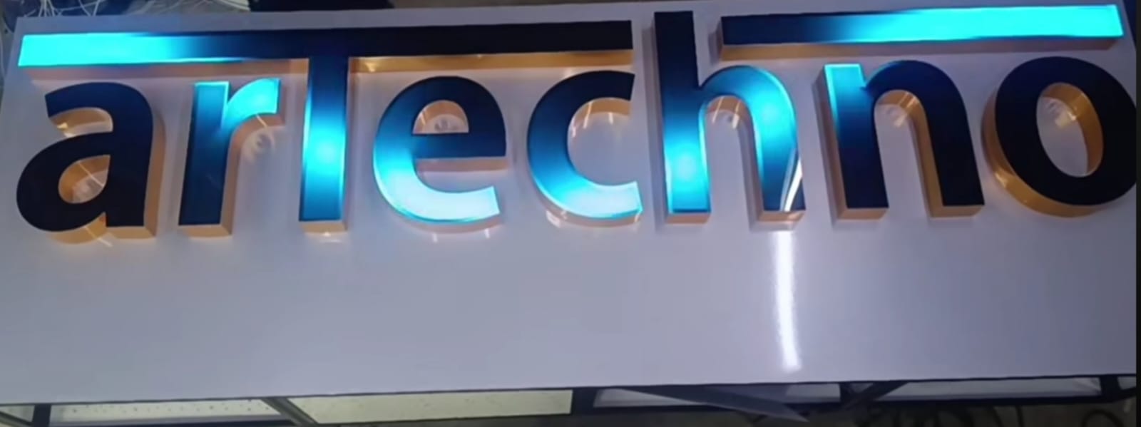 Letras Pixel LED con iluminación azul y turquesa