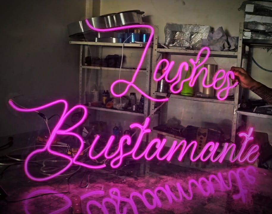 Lashes Bustamante fabricado en Neón Flex rosa