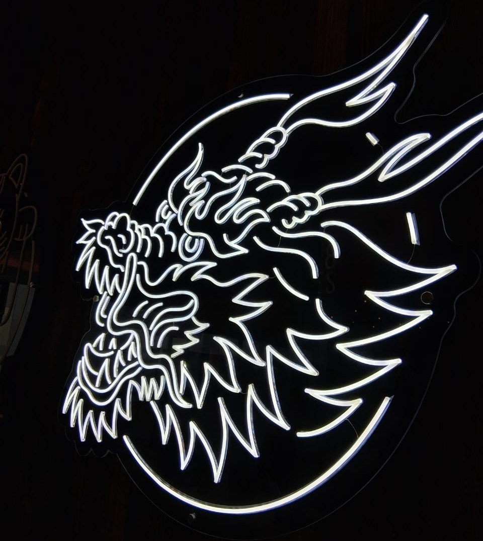 Figura de dragón fabricada con Neón Flex blanco sobre acrílico negro