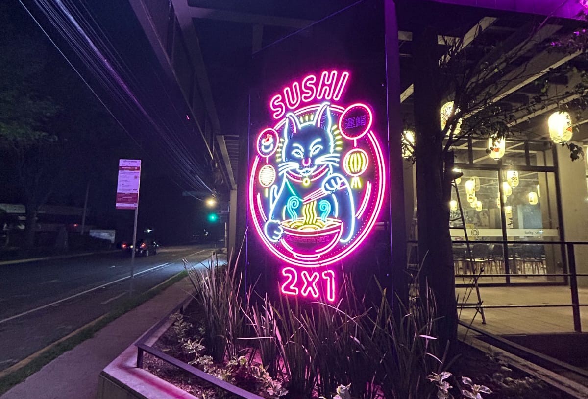 Anuncio Neón Flex multicolor instalado en restaurante