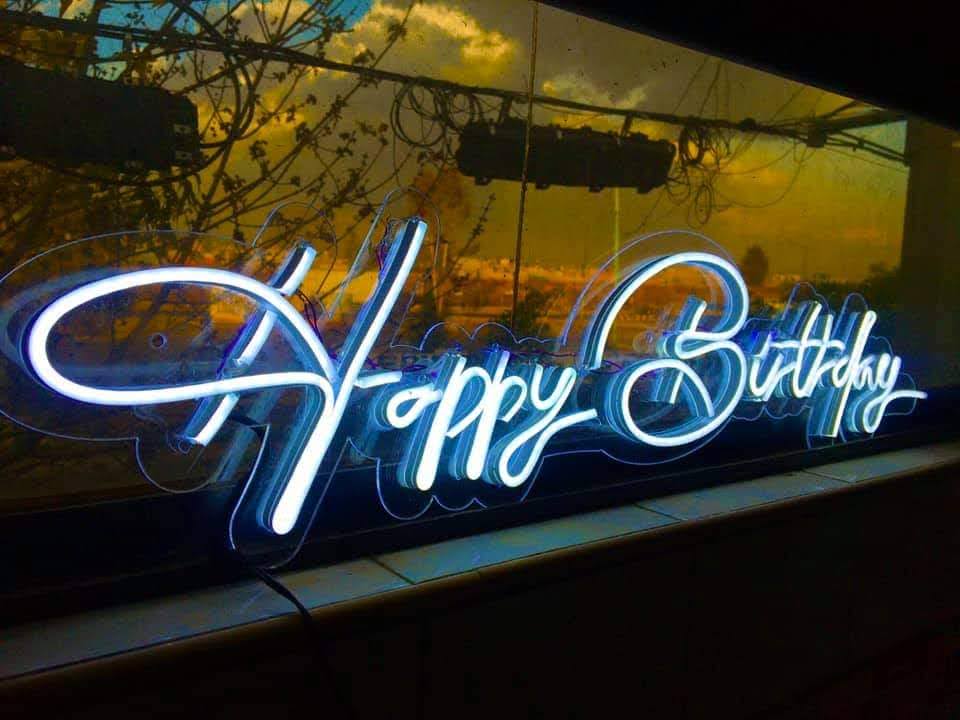 Happy Birthday fabricado en Neón Flex blanco