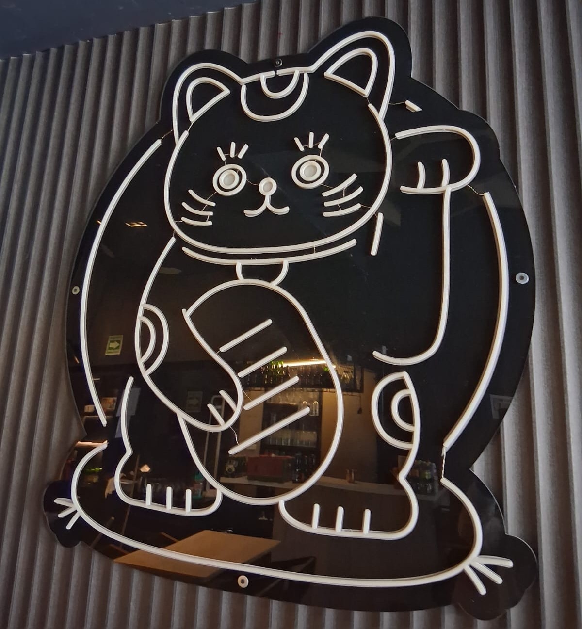 Figura de gato fabricada con Neón Flex blanco sobre acrílico negro